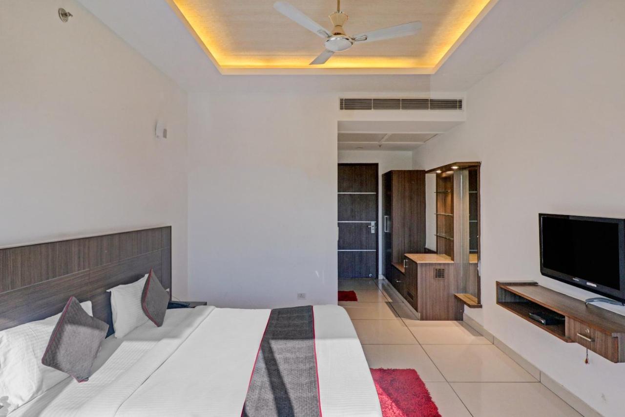 Отель Oyo Townhouse 484 Sanskriti Дели Экстерьер фото