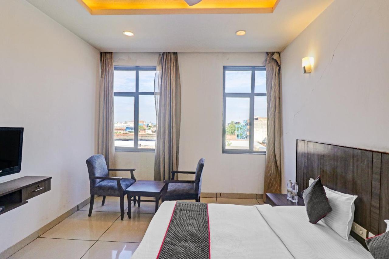 Отель Oyo Townhouse 484 Sanskriti Дели Экстерьер фото